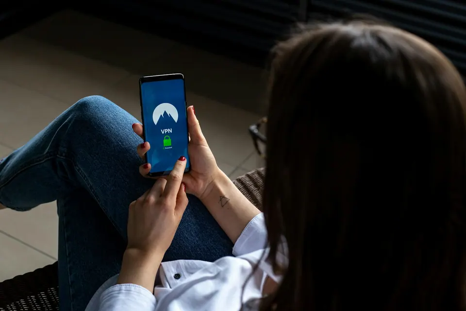 Человек проверяет защищённое соединение на смартфоне