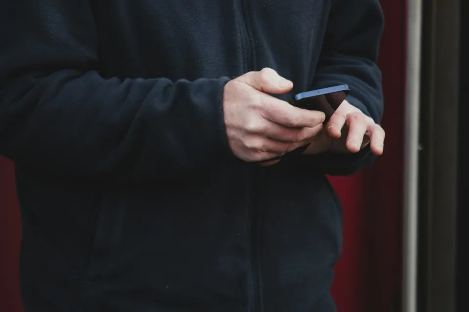 Человек проверяет информацию на смартфоне